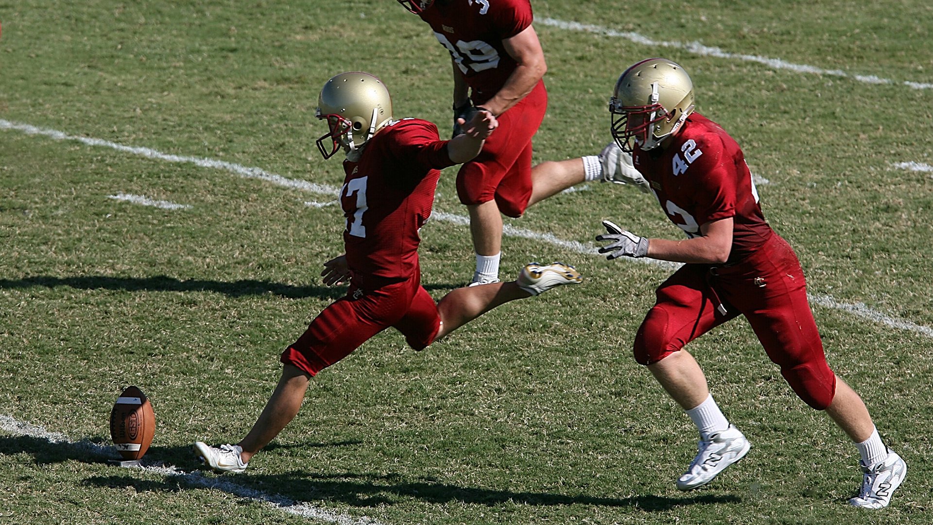 心理健康跑活动在南京举行 参与者佩戴笑脸号码布传递积极情绪